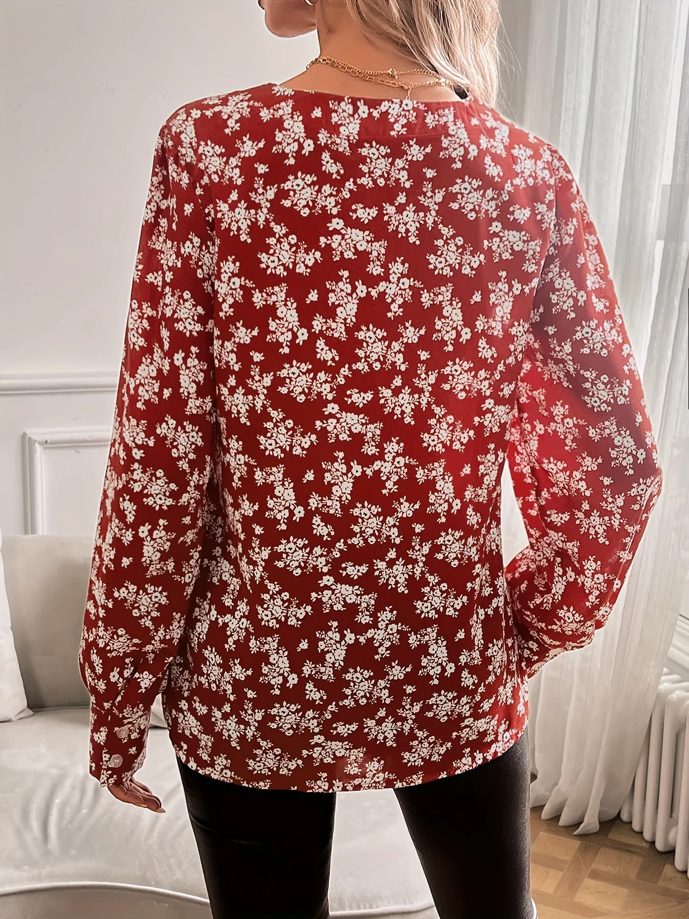 Rote Bluse Mit Weißen Blumen 2