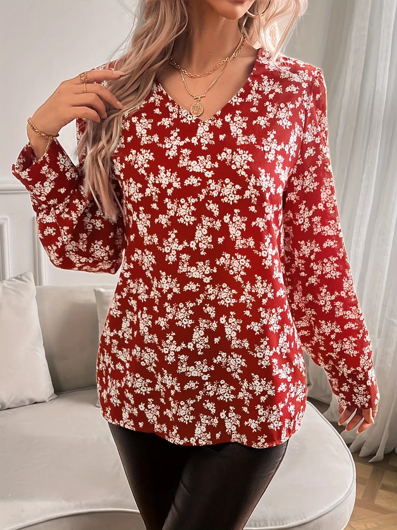 Rote Bluse Mit Weißen Blumen 5
