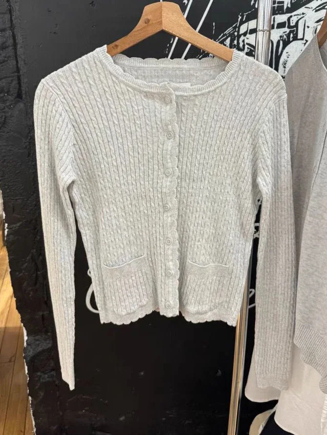 Grauer Pullover Mit Blumen 2