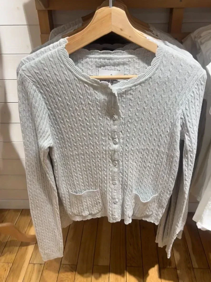 Grauer Pullover Mit Blumen 3