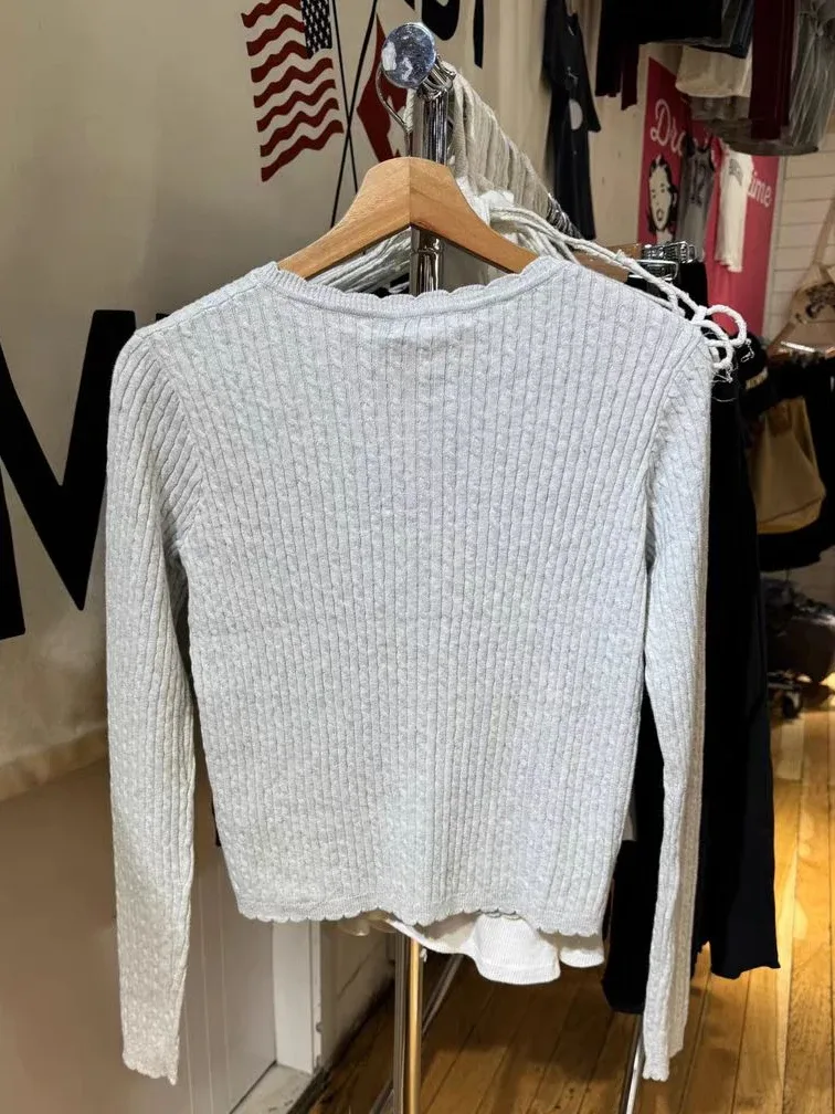 Grauer Pullover Mit Blumen 4