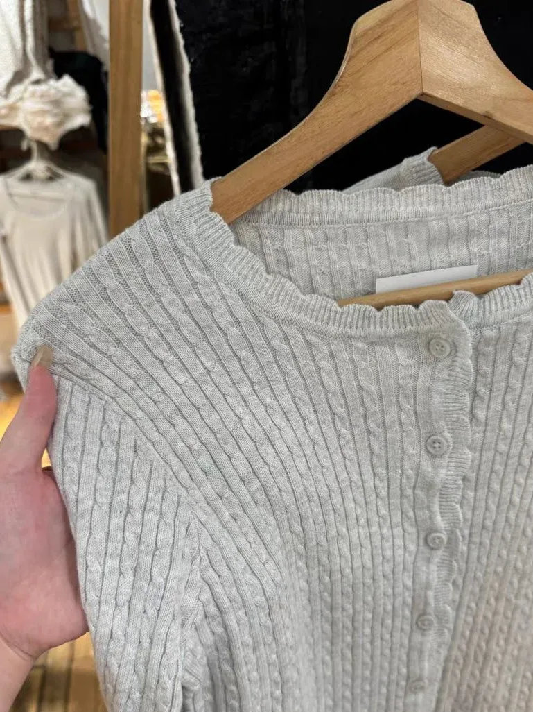 Grauer Pullover Mit Blumen 5