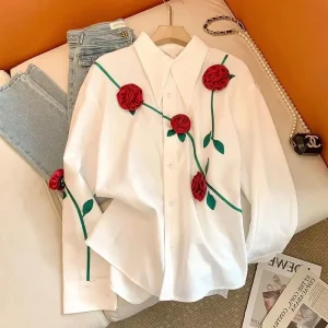 Weiße Bluse Mit Roten Rosen 1