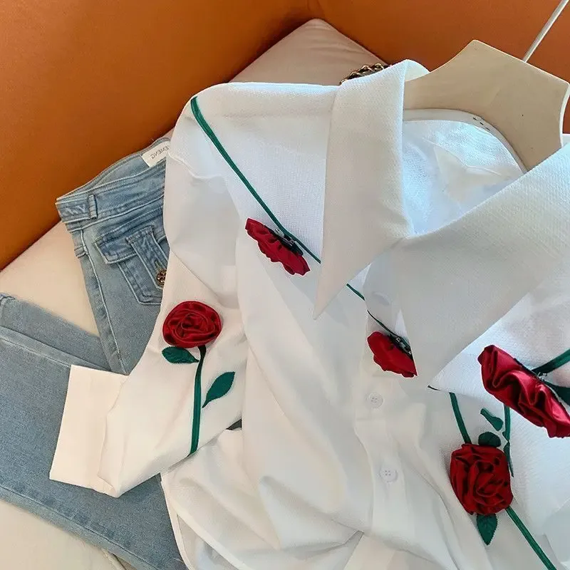 Weiße Bluse Mit Roten Rosen 2