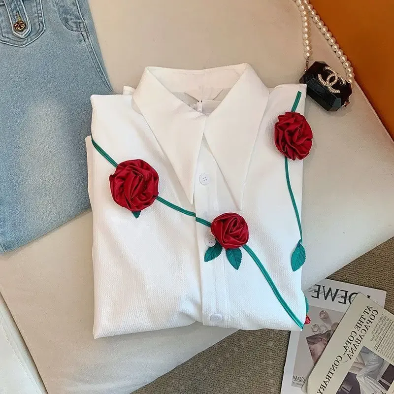 Weiße Bluse Mit Roten Rosen 3