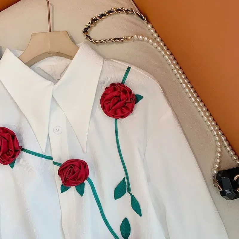Weiße Bluse Mit Roten Rosen 4