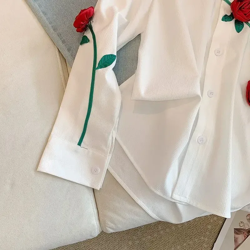 Weiße Bluse Mit Roten Rosen 5