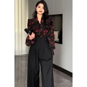Schwarze Bluse Mit Roten Rosen 1