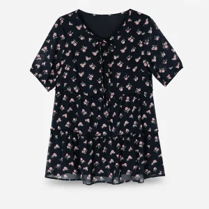 Blaue Bluse Mit Roten Blumen 1